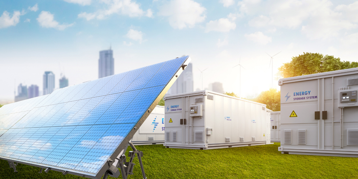 Zonnepanelen en opslagsystemen Zonnepaneel op een groene weide met energieopslagsystemen en een stadsachtergrond.
